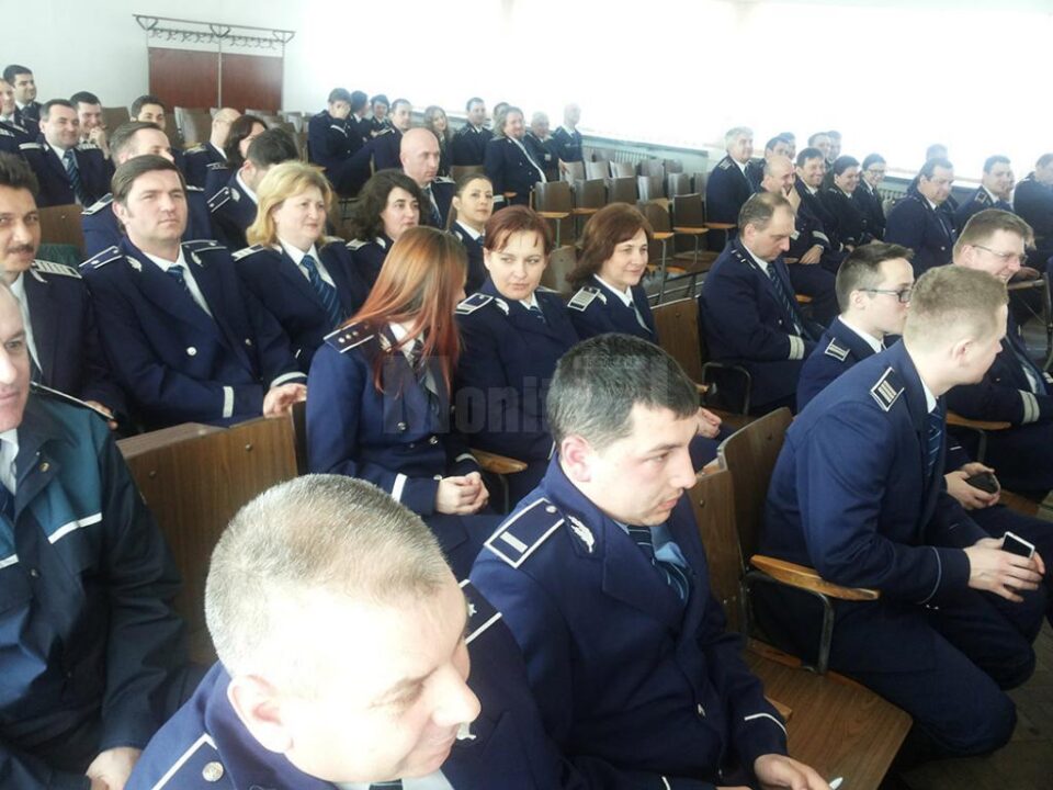 Peste 100 de polițiști au fost avansați la termen, iar alți zece, înainte de termen, pentru rezultate deosebite obținute în 2014
