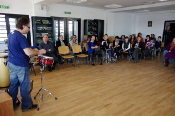 Sub genericul „De la dizabiliate la dezvoltare personală”, Berti Barbera a organizat la Suceava un workshop