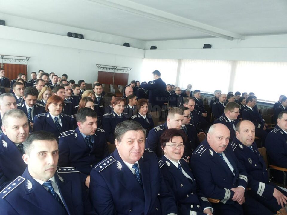 Peste 100 de polițiști au fost avansați la termen, iar alți zece, înainte de termen, pentru rezultate deosebite obținute în 2014