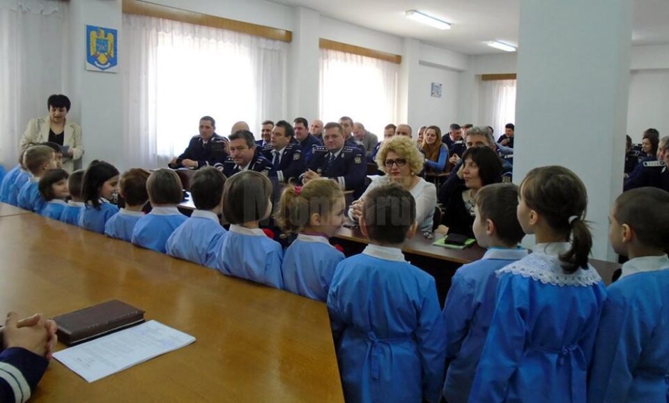 Polițiștii fălticeneni, recompensați cu o Diplomă de onoare din partea preșcolarilor