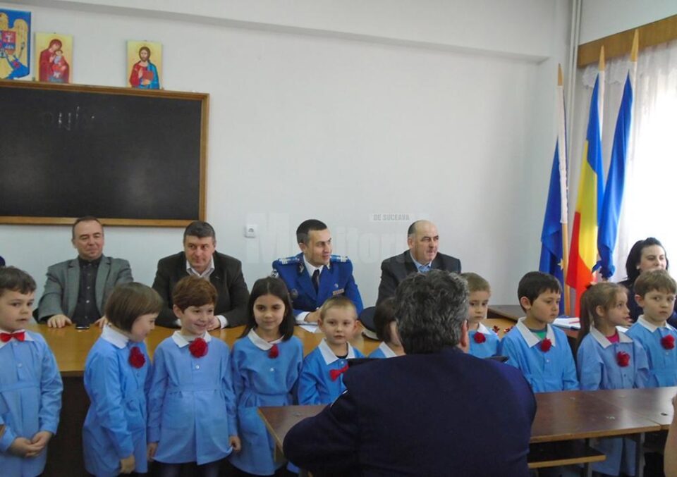 Polițiștii fălticeneni, recompensați cu o Diplomă de onoare din partea preșcolarilor