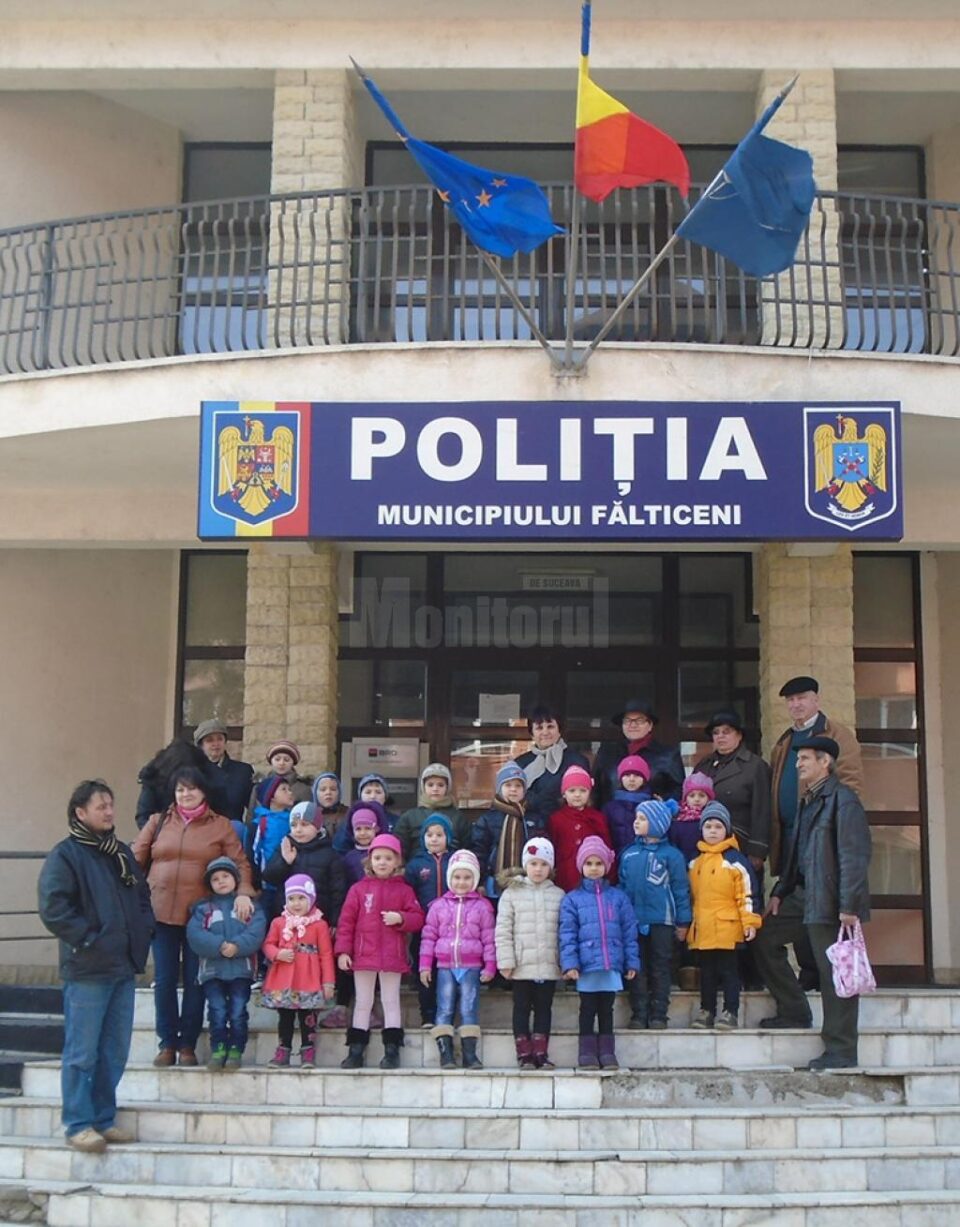 Polițiștii fălticeneni, recompensați cu o Diplomă de onoare din partea preșcolarilor