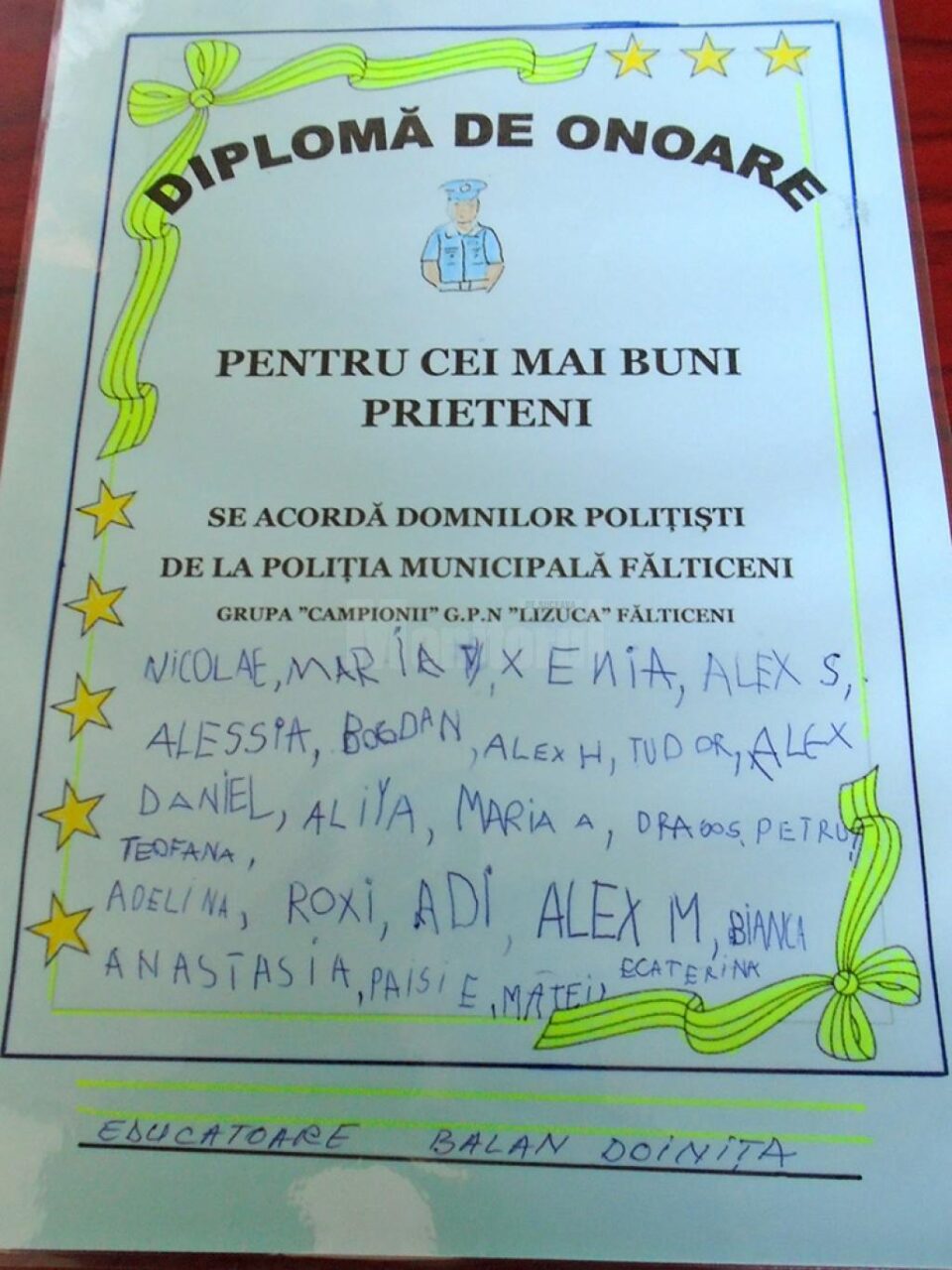 Polițiștii fălticeneni, recompensați cu o Diplomă de onoare din partea preșcolarilor