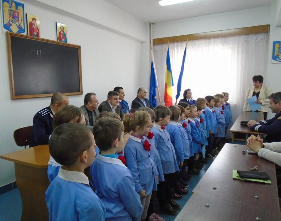 Preșcolarii grupei mari „Campionii” de la Grădinița cu Program Normal „Lizuca” Fălticeni la Poliția Municipală Fălticeni