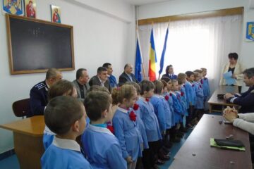 Preșcolarii grupei mari „Campionii” de la Grădinița cu Program Normal „Lizuca” Fălticeni la Poliția Municipală Fălticeni