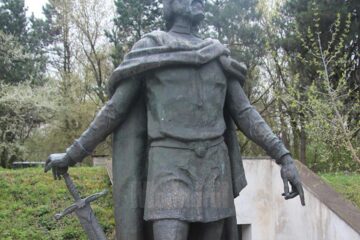 Statuia domnitorului moldovean Petru I Mușat (1375-1391) ar putea reveni curând în zona centrală a municipiului Suceava