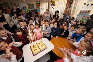 O sută de zile de educație „Step by Step” au fost marcate într-un mod deosebit de elevii clasei I SbS de la Școala Gimnazială Nr. 8 Suceava. Foto: Liviu Rotariu