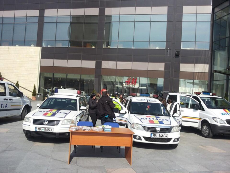 Autospeciale ale politiei au fost aduse în fața mall-ului