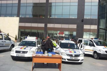 Autospeciale ale politiei au fost aduse în fața mall-ului