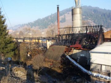 Incendii de mare amploare la două unități de prelucrare a lemnului