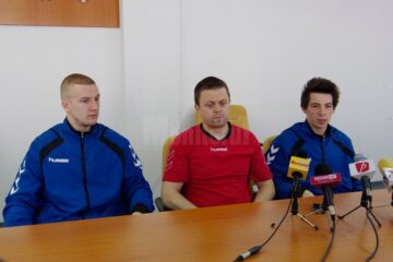 Universitarii speră să-și ia revanșa după meciul tur, în care arbitrii au fost suspendați două luni pentru influențarea rezultatului