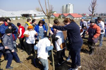 Copii cu dizabilități din Suceava și Spătărești au plantat ieri 12 copaci în curtea Centrului de Recuperare „Blijdorp”