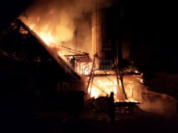 Incendii de mare amploare la două unități de prelucrare a lemnului