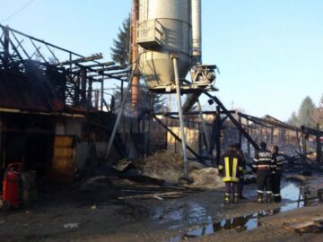 Incendii de mare amploare la două unități de prelucrare a lemnului
