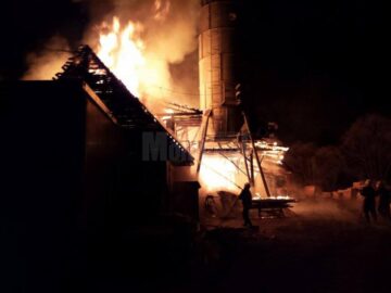 Incendii de mare amploare la două unități de prelucrare a lemnului
