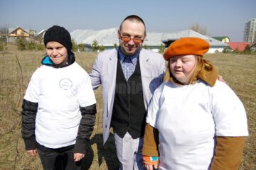 Copii cu dizabilități din Suceava și Spătărești au plantat ieri 12 copaci în curtea Centrului de Recuperare „Blijdorp”