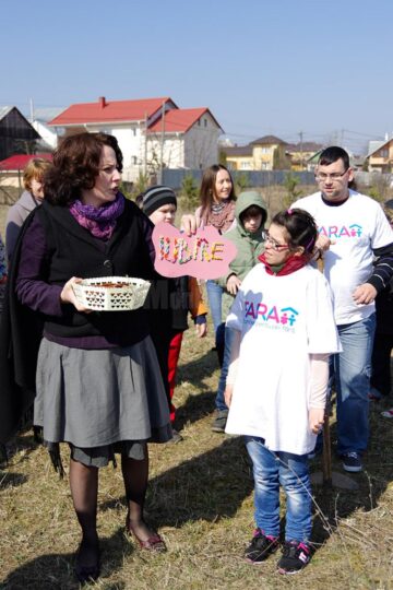 Copii cu dizabilități din Suceava și Spătărești au plantat ieri 12 copaci în curtea Centrului de Recuperare „Blijdorp”