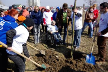 Copii cu dizabilități din Suceava și Spătărești au plantat ieri 12 copaci în curtea Centrului de Recuperare „Blijdorp”