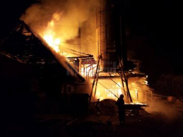 Incendii de mare amploare la două unități de prelucrare a lemnului