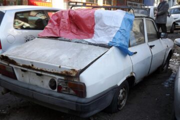 Rablă abandonată în parcarea din spatele sediului Bancpost din centrul Sucevei