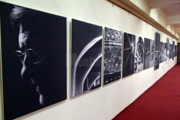 Expoziția etalează 45 de fotografii alb-negru