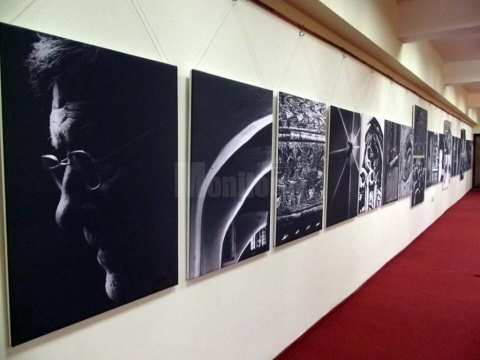 Expoziția etalează 45 de fotografii alb-negru