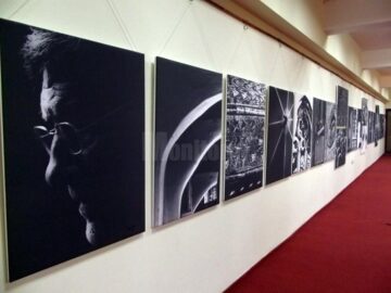 Expoziția etalează 45 de fotografii alb-negru