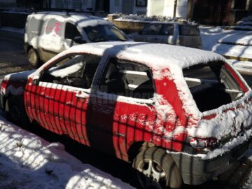 Mașină abandonată pe strada Mihai Viteazu ani de zile, ridicată între timp de proprietari, ca urmare a somațiilor primite