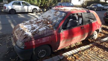 Mașină abandonată pe strada Mihai Viteazu ani de zile, ridicată între timp de proprietari, ca urmare a somațiilor primite