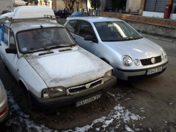 Rablă abandonată în parcarea din spatele sediului Bancpost din centrul Sucevei