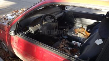 Mașină abandonată pe strada Mihai Viteazu ani de zile, ridicată între timp de proprietari, ca urmare a somațiilor primite