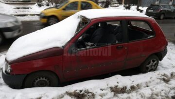 Străzile Sucevei, transformate în cimitir de mașini vechi