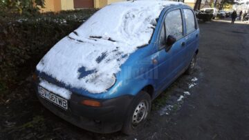 Străzile Sucevei, transformate în cimitir de mașini vechi