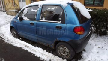 Mașină abandonată pe strada Mihai Viteazu, ridicată de proprietari în perioada documentării pentru material