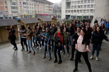 Flash mob francofon, pe esplanada Casei de Cultură Suceava