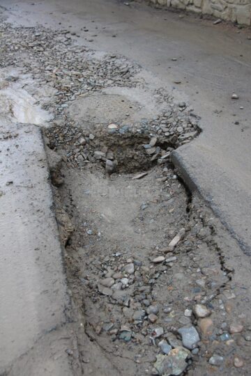 Un adevărat crater a apărut pe str. 6 Noiembrie acolo unde s-au înlocuit rețelele de canalizare