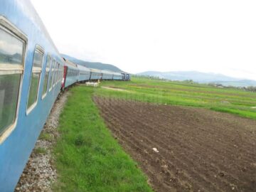 Cum au parcurs drumul de la glorie la agonie trenurile de călători ( sursa : http://trenuriromania.blogspot.ro/2012/02/m515-suceava-dornesti-radauti-nisipitu.html )