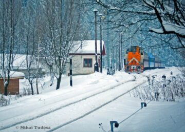 Trenul Iași-Putna, în vremea când avea înca un număr important de călători. Acum, acest tren mai este doar o amintire pentru nostalgici. Foto: Mihai Tudosa