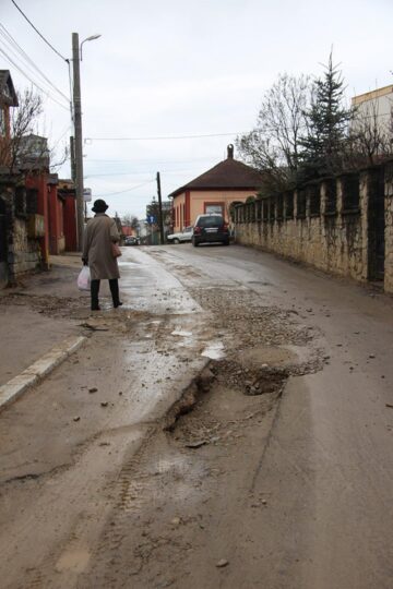 Un adevărat crater a apărut pe str. 6 Noiembrie acolo unde s-au înlocuit rețelele de canalizare