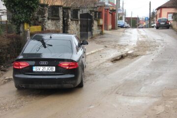 Un adevărat crater a apărut pe str. 6 Noiembrie acolo unde s-au înlocuit rețelele de canalizare