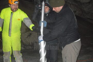 Echipa de cercetători a forat în gheață, la 13 metri adâncime