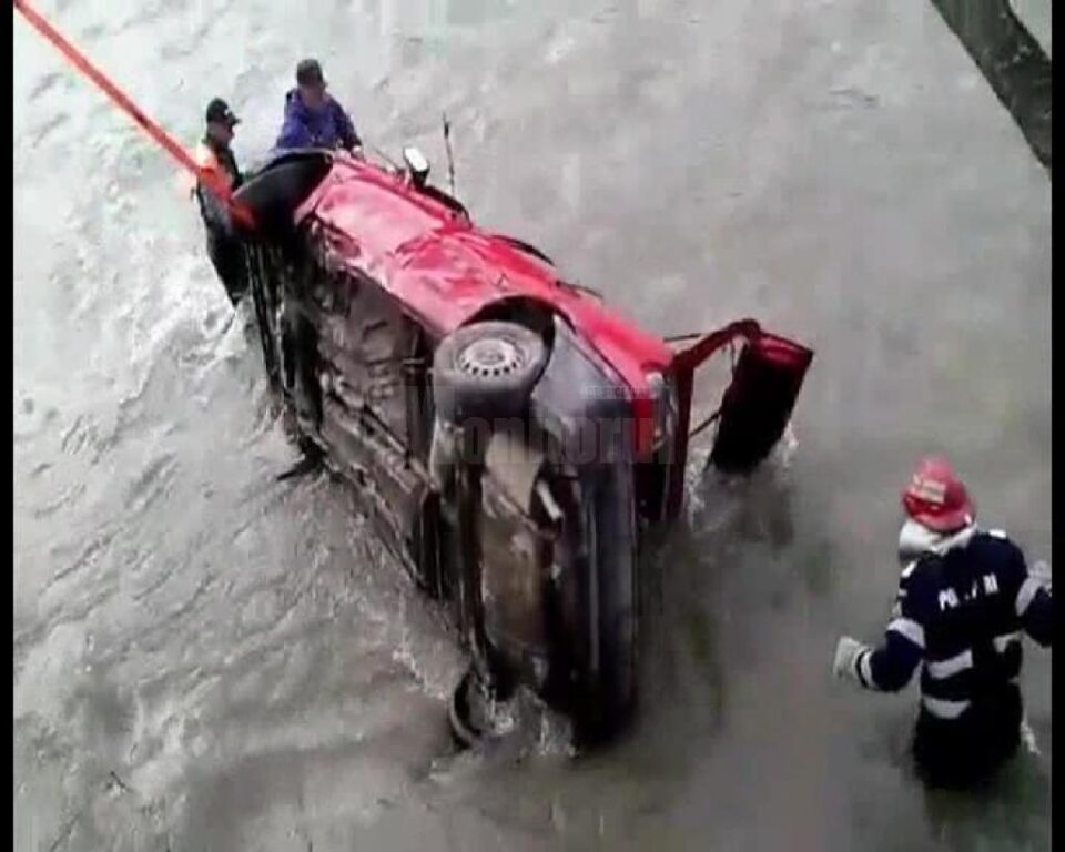 Pompierii au găsit mașina răsturnată în apă