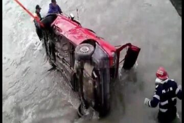 Pompierii au găsit mașina răsturnată în apă