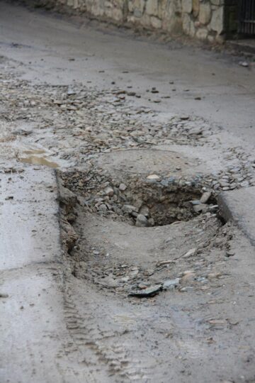 Un adevărat crater a apărut pe str. 6 Noiembrie acolo unde s-au înlocuit rețelele de canalizare