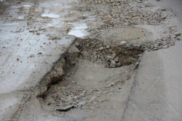 Un adevărat crater a apărut pe str. 6 Noiembrie acolo unde s-au înlocuit rețelele de canalizare
