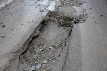 Un adevărat crater a apărut pe str. 6 Noiembrie acolo unde s-au înlocuit rețelele de canalizare