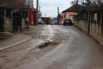 Un adevărat crater a apărut pe str. 6 Noiembrie acolo unde s-au înlocuit rețelele de canalizare