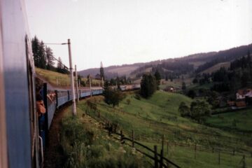 Trenul Iași-Timișoara, între Valea Putnei și Mestecăniș, în anii 1990, când avea peste 10 vagoane si era tractat de două locomotive. Foto: Razvan Varna-forumtrenuri.com