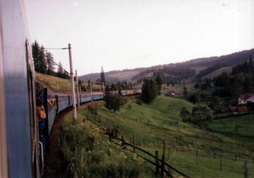 Trenul Iași-Timișoara, între Valea Putnei și Mestecăniș, în anii 1990, când avea peste 10 vagoane si era tractat de două locomotive. Foto: Razvan Varna-forumtrenuri.com