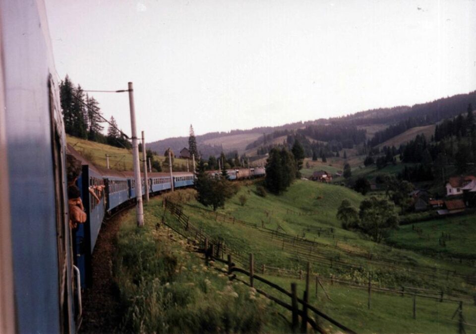 Trenul Iași-Timișoara, între Valea Putnei și Mestecăniș, în anii 1990, când avea peste 10 vagoane si era tractat de două locomotive. Foto: Razvan Varna-forumtrenuri.com